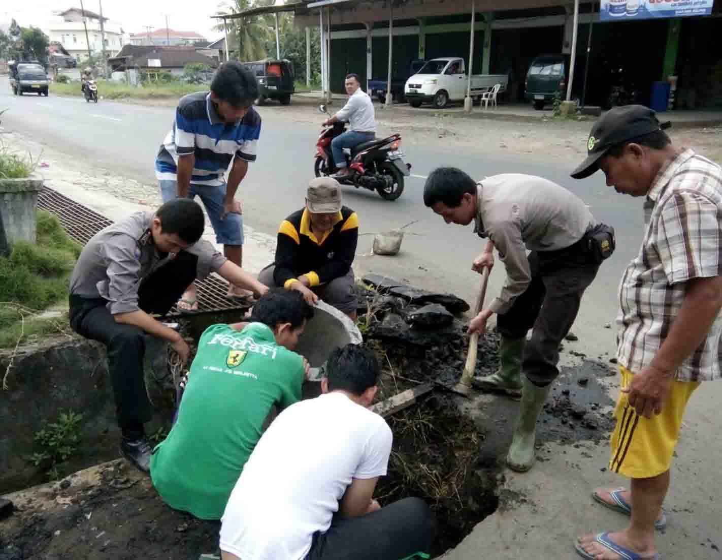 Polisi Gotong Royong Bersama Warga Perbaiki Gorong Gorong Selokan
