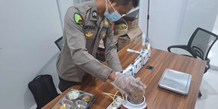 Bid Dokkes Polda Bengkulu Laksanakan Pemeriksaan Food Safety di Dapur MBG SPPG Kandang Mas