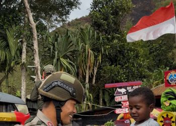 Personel Satgas Ops Damai Cartenz Sambangi Anak-anak di Pos Satgas Tindak Kulirik