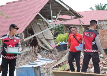 Polri Peduli Masyarakat: Personel Dit Samapta Polda Bengkulu Bantu Warga Bersihkan Rumah Roboh Pasca Gempa 6,3 SR Bengkulu