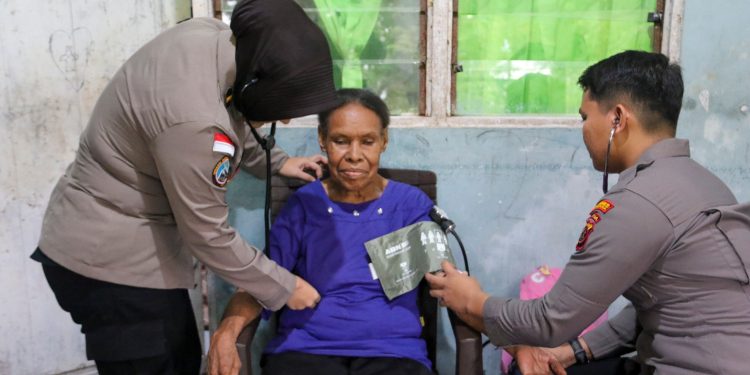 Satgas Ops Damai Cartenz Laksanakan Home Visit untuk Lansia di Sarmi