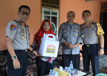 Bentuk Kepedulian, Kapolda Bengkulu Berikan Tali Asih Kepada Personel Polres Benteng Yang Sakit Menahun