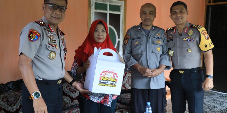 Bentuk Kepedulian, Kapolda Bengkulu Berikan Tali Asih Kepada Personel Polres Benteng Yang Sakit Menahun