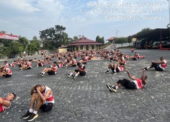 TINGKATKAN SOLIDITAS DAN KEBUGARAN, KORPS BRIMOB POLDA BENGKULU GELAR APEL PAGI DAN OLAHRAGA BERSAMA