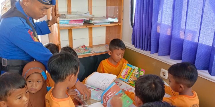 Ditpolairud Polda Bengkulu Gelar Perpustakaan Terapung, Edukasi 35 Siswa SD N 77 di Dermaga Unit Kapal