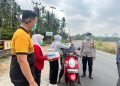 Sat Samapta Polres Seluma Gelar Penyiraman Debu di Jalan Raya Seluma Timur