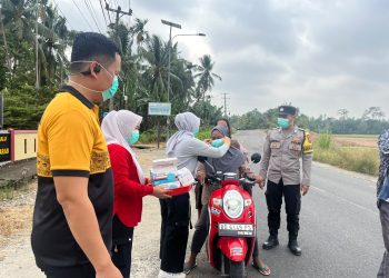 Sat Samapta Polres Seluma Gelar Penyiraman Debu di Jalan Raya Seluma Timur