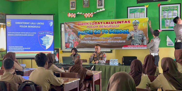Police Goes to School, Ditlantas Polda Bengkulu Edukasi Pelajar SMPN 9 tentang Tertib Lalu Lintas
