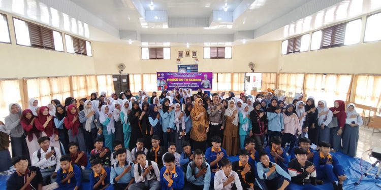 Police Go To School : Ditlantas Polda Bengkulu Gelar Sosialisasi Tertib Berlalu Lintas di SMK N 5 Kota Bengkulu