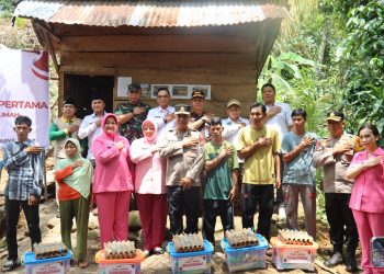 Kapolda Bengkulu Berikan Bedah Rumah Untuk Orang Tua Balita Penderita Penyakit Cacing Di Seluma