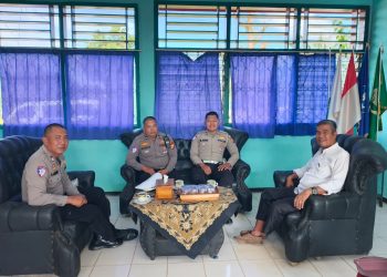 Polantas Menyapa, Satlantas Polres Bengkulu Utara Edukasi Pelajar dan Pengunjung Pasar tentang Keselamatan Berlalu Lintas