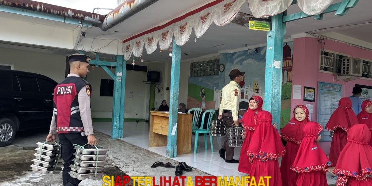 Ditsamapta Polda Bengkulu Gelar Patroli Dialogis dan Pengawalan Pendistribusian MBG (Makan Bergizi Gratis) ke Sekolah di Kota Bengkulu