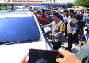 Kapolri Sapa dan Beri Bingkisan ke Pemudik di Tol Kalikangkung