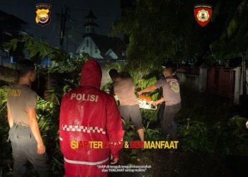 Tim SAR Ditsamapta Polda Bengkulu Melaksanakan Pembersihan Pohon Tumbang di Kota Bengkulu