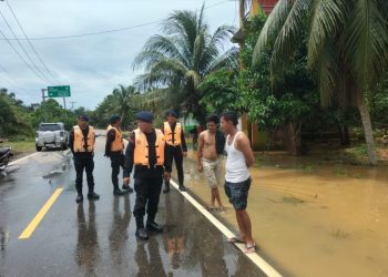 Tim SAR Batalyon C Pelopor Satbrimob Polda Bengkulu Meninjau Banjir di Desa Batiknau
