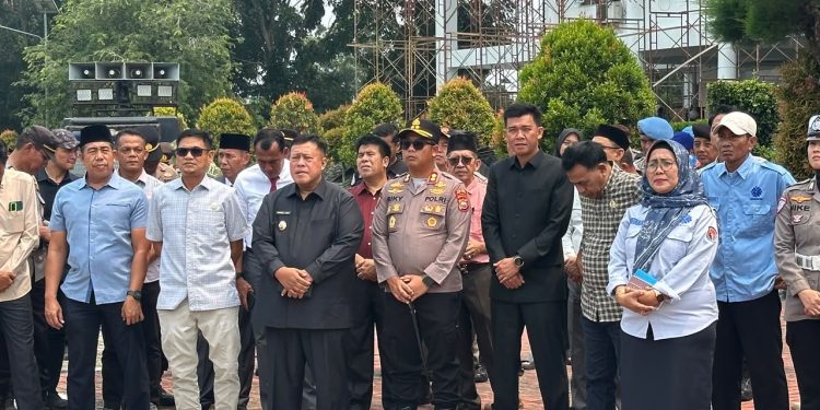 Polres Mukomuko Berikan Pelayanan Pengamanan Aksi Unjuk Rasa DPW FSPMI Prov. Bengkulu di Kantor Bupati Mukomuko