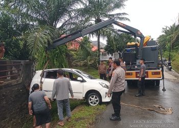 Anggota SAR Ditsamapta Polda Bengkulu Evakuasi Mobil Warga yang Terseret Banjir