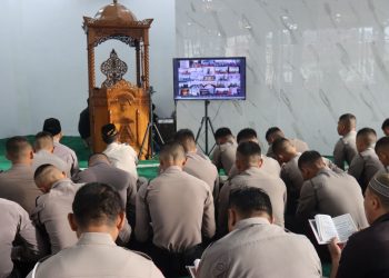 Anggota Polda Bengkulu Mengikuti Binrohtal via Zoom Meeting di Masjid Al-Amin yang diselenggarakan oleh SSDM Polri