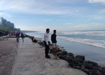 Ditpamobvit Polda Bengkulu Gelar Patroli Dialogis di Obyek Wisata Pantai Panjang: Jaga Keselamatan saat Berlibur