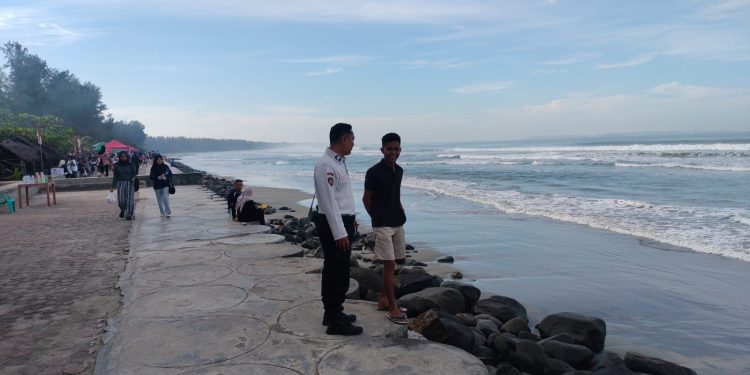 Ditpamobvit Polda Bengkulu Gelar Patroli Dialogis di Obyek Wisata Pantai Panjang: Jaga Keselamatan saat Berlibur