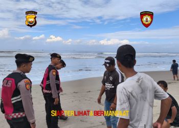 DitSamapta Polda Bengkulu Himbau Wisatawan Pantai Panjang untuk Tidak Berenang