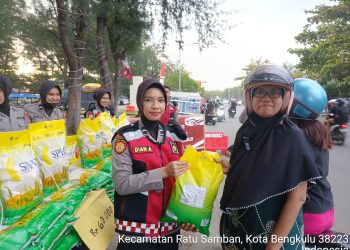 Dit Samapta Polda Bengkulu Gelar Gerakan Ketahanan Pangan Bazar Beras Murah di Pantai Panjang