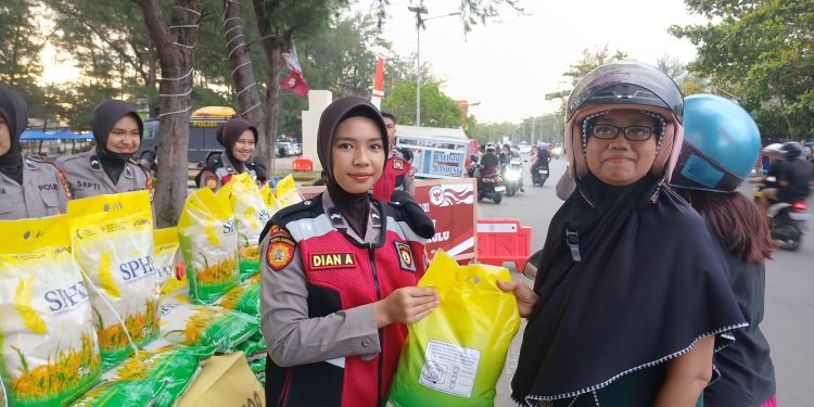 Dit Samapta Polda Bengkulu Gelar Gerakan Ketahanan Pangan Bazar Beras Murah di Pantai Panjang