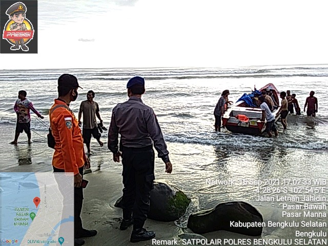 Polair Bersama SAR Evakuasi Kapal Nelayan Karam di Pantai Pasar Bawah BS