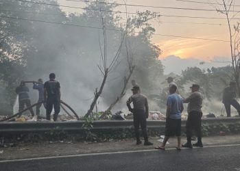 Respons Cepat Polres Kepahiang, Titik Api Tumpukan Sampah di Daspetah Berhasil Dipadamkan