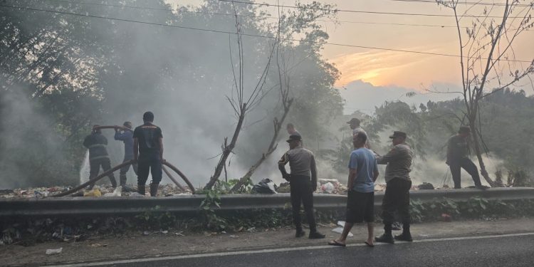 Respons Cepat Polres Kepahiang, Titik Api Tumpukan Sampah di Daspetah Berhasil Dipadamkan