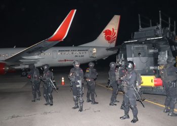 Personil Gegana Satuan Brimob Polda Bengkulu Gelar Latihan Simulasi Penanganan Keadaan Darurat di Bandara Fatmawati