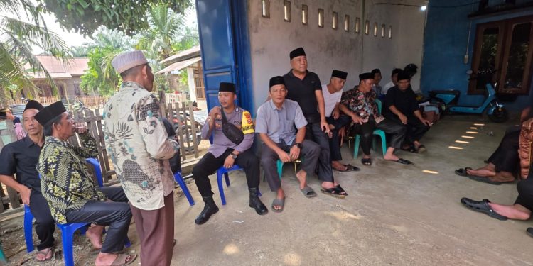 Bhabinkamtibmas Polsek Pino Laksanakan Sambang Duka Dan Himbauan Kamtibmas Di Desa Air Umban