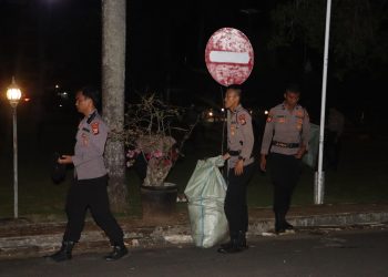 Amankan Aksi Demo Mahasiswa, Personil Polda Bengkulu Dan Polrestas Turut Bersihkan Sampah