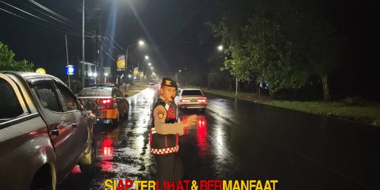 Personel Ditsamapta Polda Bengkulu Gelar Patroli R4 di Kawasan Pariwisata, Antisipasi Balap Liar dan Bantu Warga yang Kendaraannya Mogok