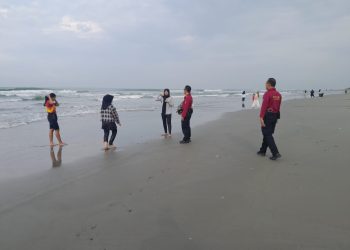 Ditpamobvit Polda Bengkulu Gelar Patroli Dialogis bersama Masyarakat di Pantai Pasir Putih