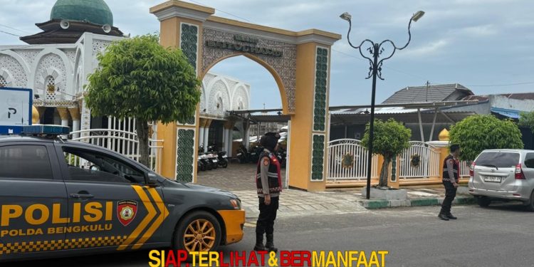Polwan Ditsamapta Polda Bengkulu Laksanakan Patroli Pengamanan Sholat Jumat