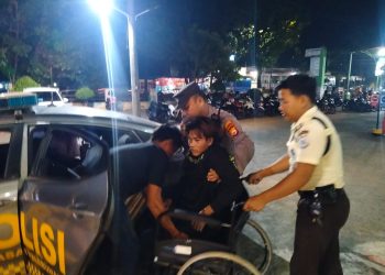 Personel Polsek KSKP Pulau Baai Datangi TKP Laka Lantas Tunggal dan Evakuasi Korban Kecelakaan di di Jalan Ir Rustandi Sugianto Depan Pasar Jangkar TPI