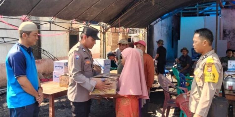 Bantu Warga Musibah Kebakaran, Polsek Pondok Suguh Gelar Bakti Sosial