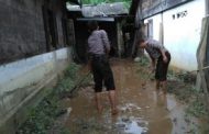 Personil Polres Kaur Bersihkan Sisa Banjir
