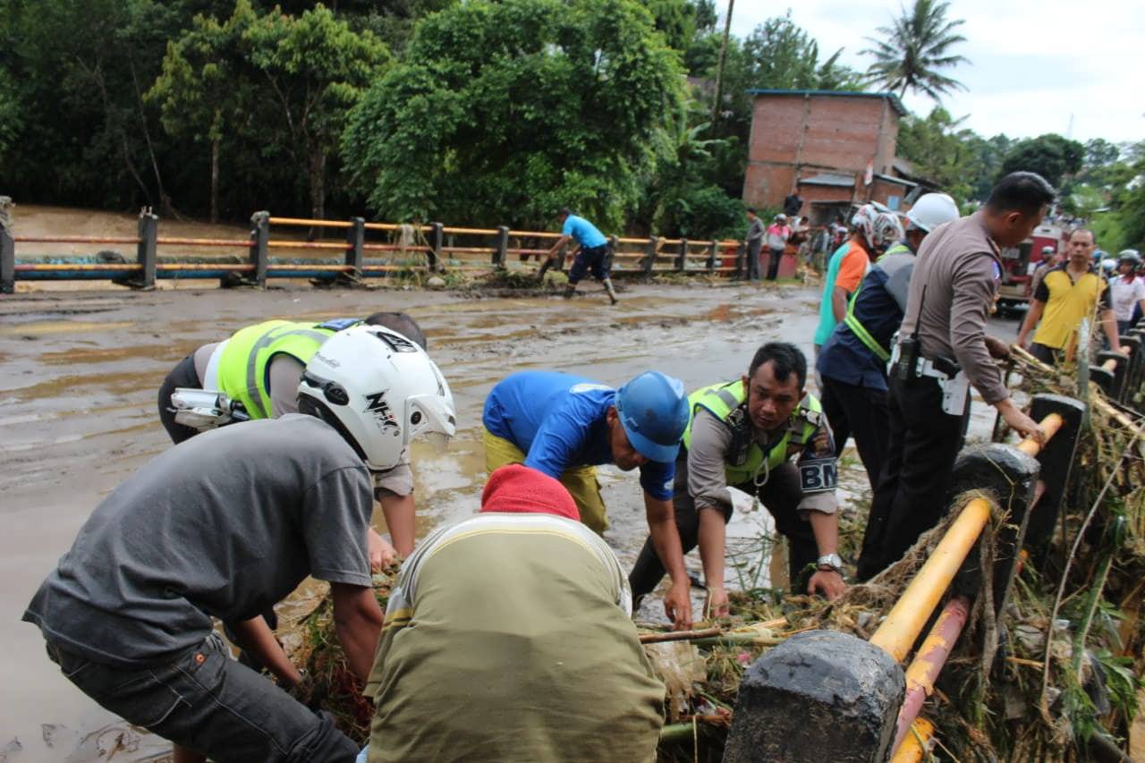 Jalur Lintas Tergenang Banjir, Polres Kepahiang Lakukan Evakuasi Dan Urai Kemacetan