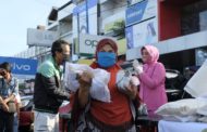 Giliran Pedagang Pasar Panorama Terima Bantuan Beras dan Paket Makanan Dalam Rangka HUT Bhayangkara Ke-74