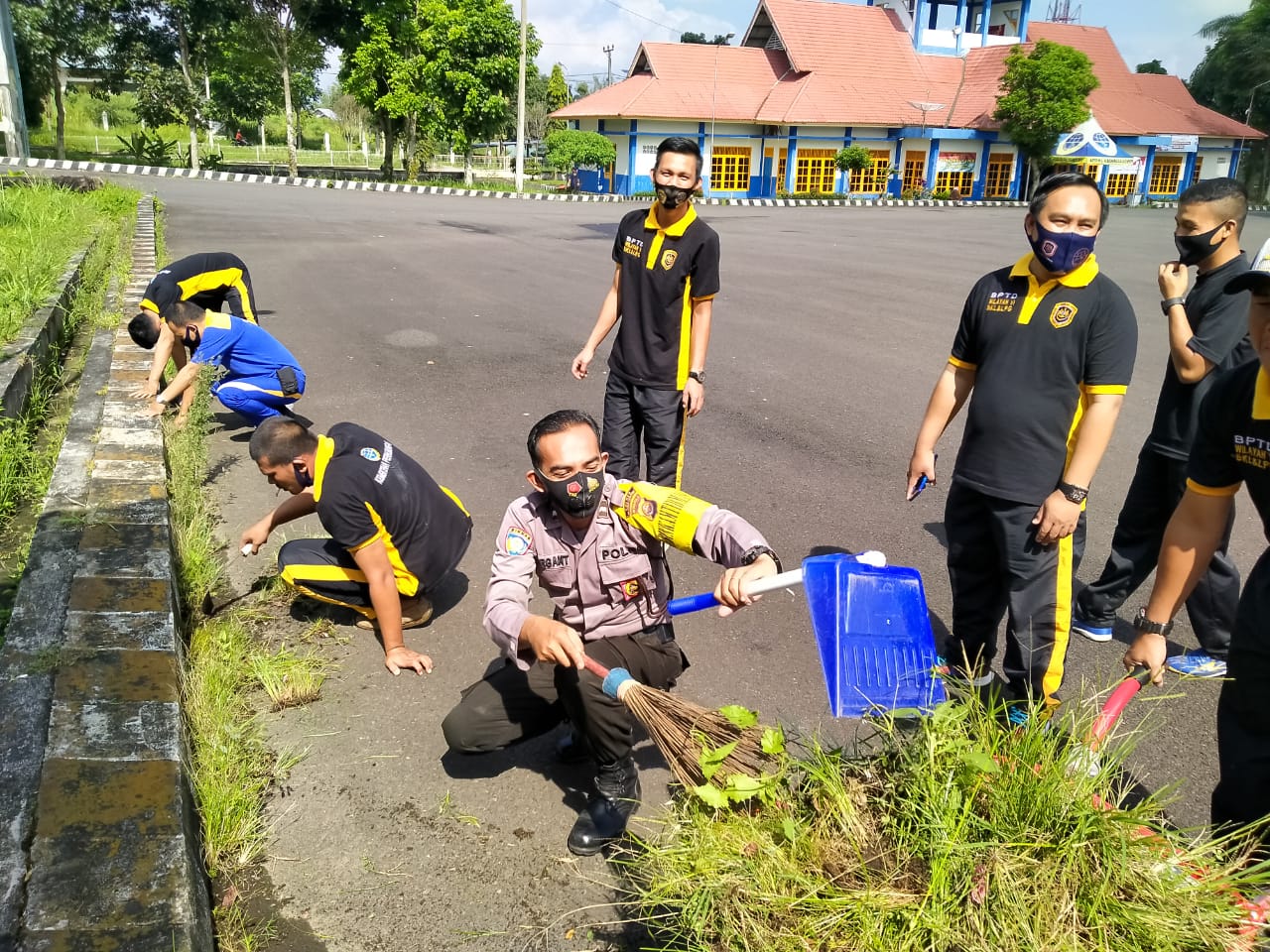Gotong Royong Bersama Dishub RL, Bhabinkamtibmas Polsek Curup Bersihkan Terminal Simpang Nangka