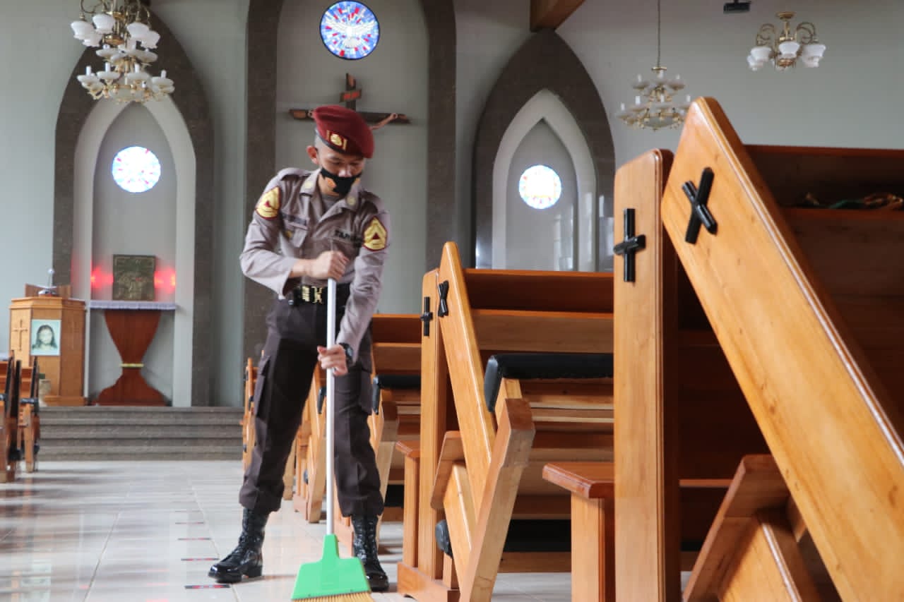 Sosialisasi dan Bagikan Masker Gratis, Taruna Akpol Angkatan 54 Baksos Turut Bersihkan Gereja