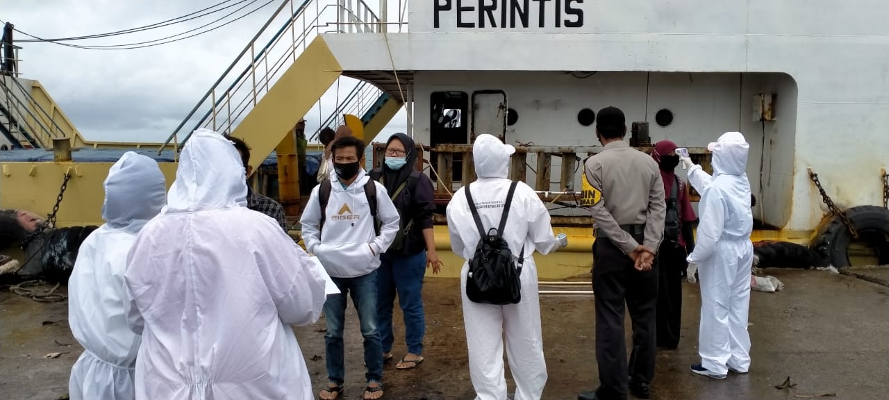 Pencegahan Covid-19, Bhabinkamtibmas Polsek Enggano Bersama Gugus Tugas Periksa Penumpang Kapal Dari Bengkulu
