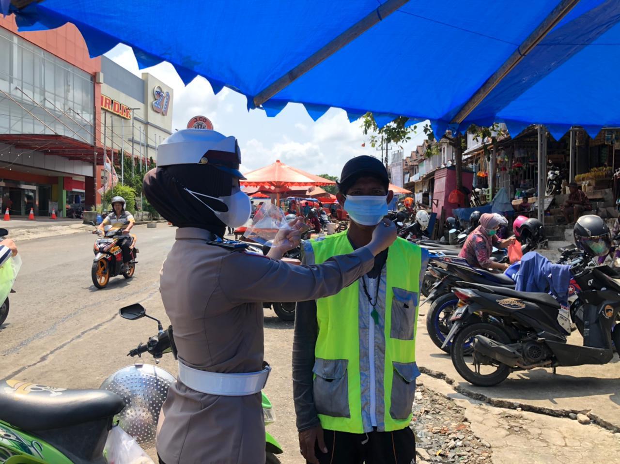 Himbau Prokes, Satgas Ops Ketupat Bagi Masker di Pasar Minggu