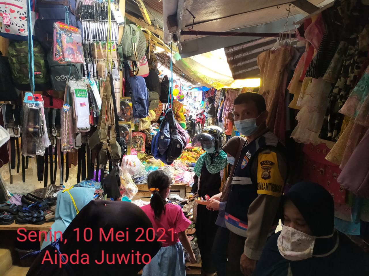 Berkeliling Pasar Muara Aman, Bhabikamtibmas Polres Lebong Himbau Prokes