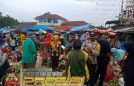 Himbau Prokes di Pasar Mingguan, Tiga Pilar Desa Bagikan Masker dan Sediakan Tempat Cuci Tangan