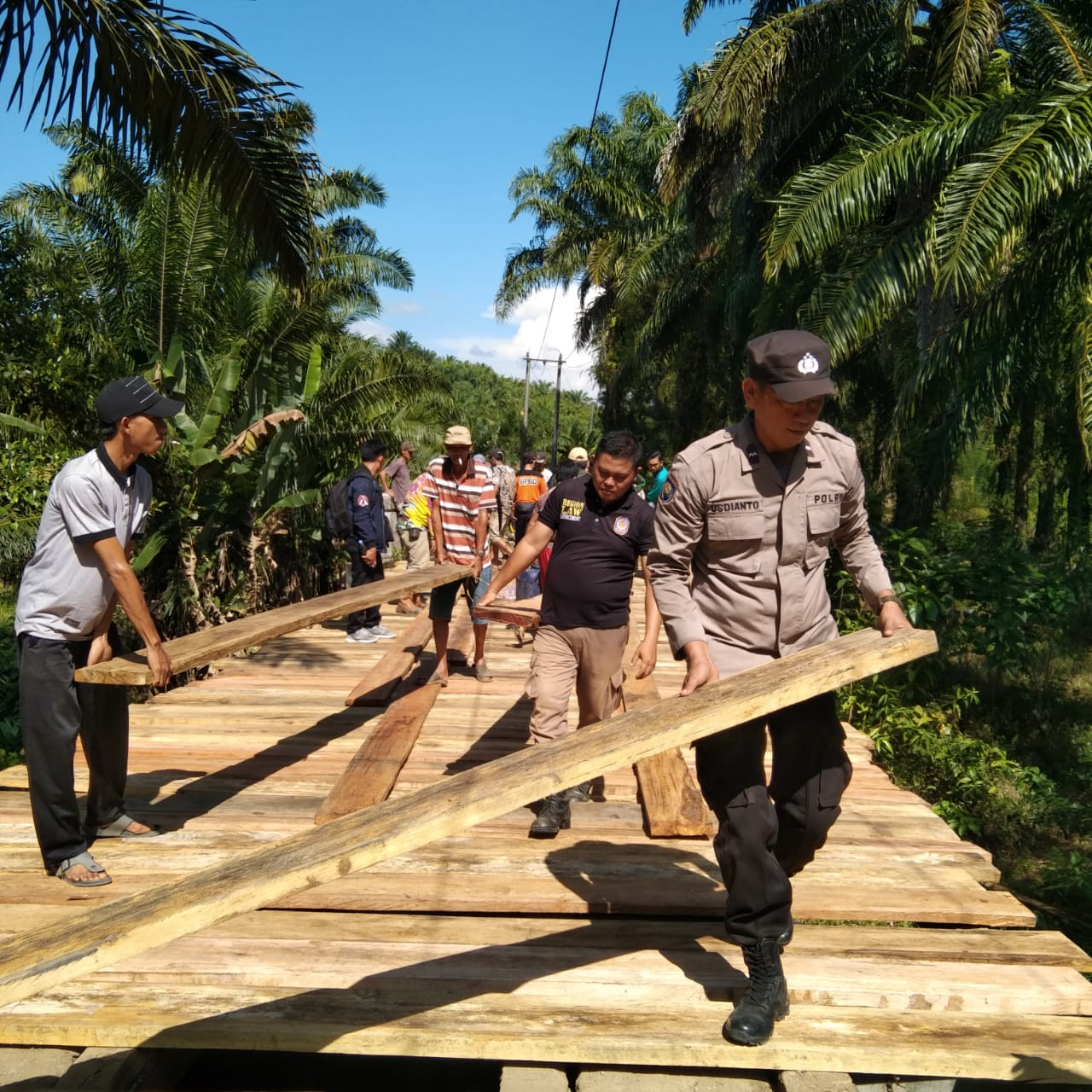 Kompak, Kapolsek Pino Raya dan Anggota Ikut Goro Bersama Warga Perbaiki Jembatan Rusak