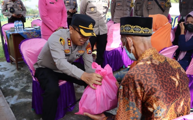 Kunjungi Polsek Teramang Jaya, Kapolres Mukomuko Pantau Harkamtibmas dan Bagi Bantuan