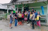 Bersama Komunitas Trail Kaur, Bhabinkamtibmas Bagi Bantuan Warga Terdampak Banjir